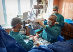 Кубанские хирурги провели несколько операций по восстановлению руки мужчине, упавшему на металлопрофиль 