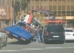 Эвакуатор, поднимающий машину, опрокинулся в Сочи