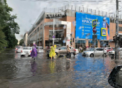 Главные улицы Краснодара утонули из-за летнего дождя