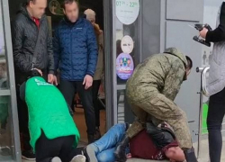 В Краснодаре пьяный мужчина ударил ногой в живот женщину-продавца «Пятерочки»