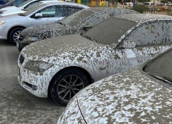 В Краснодаре дождь из бетона залил десяток припаркованных автомобилей