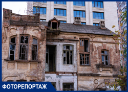 Обвалившаяся плитка, бомжи и граффити: восемь разрушающихся старинных особняков Краснодара