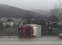 Водитель перевернул фуру на бок в Новороссийске