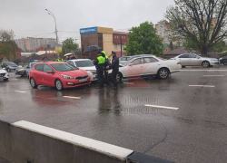 Выехавшая на встречку автомобилистка устроила массовую аварию на Северном мосту в Краснодаре 