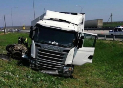 На Кубани фура раздавила полицейский автомобиль: два человека погибли 