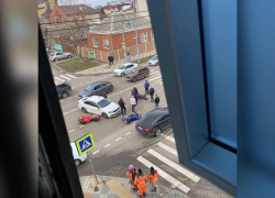 Не уступил: в Краснодаре водитель Volkswagen устроил ДТП с мотоциклами