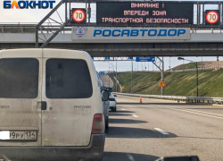 Больше сотни автомобилей попали в пробку перед Крымским мостом