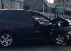 Два автомобиля столкнулись на Северных мостах в Краснодаре