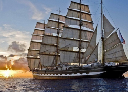 Самые большие парусники в мире прибыли в Сочи 