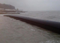 На пляж в Сочи вынесло глубоководную трубу канализационного коллектора