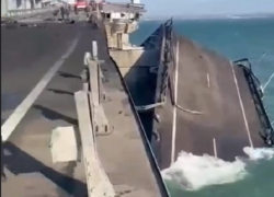 Уцелела полоса в сторону Краснодара: видео разрушений Крымского моста