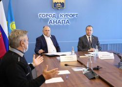 Депутат Госдумы Иван Демченко и председатель краевого парламента Юрий Бурлачко провели прием граждан в Анапе