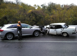 В Сочи спасли пару от смерти, вытащив из авто после жуткого ДТП