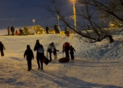 Река с нечистотами чуть не унесла в Кубань детей, катающихся с горки в Краснодаре 