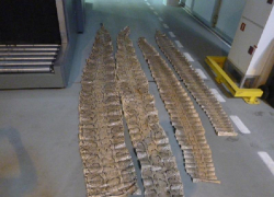 Краснодарский бизнесмен привез из Камеруна шкуры питона под видом кошельков