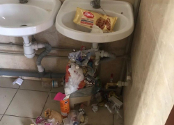 «Не пьют воду, боятся вдруг в туалет приспичит»: в краснодарских школах дефицит уборщиц и уборных