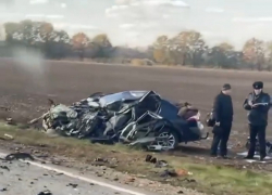 На Кубани в лобовом столкновении грузовика и легковушки погиб 46-летний мужчина