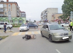 В Славянске-на-Кубани водитель на иномарке сбил женщину с двумя детьми