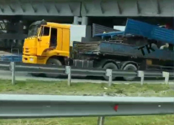 Под Краснодаром большегруз застрял под мостом