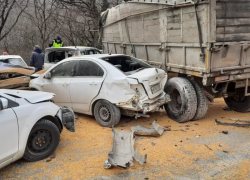 Водитель грузовика погиб, протаранив 10 авто на Кубани