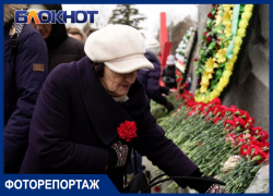 С гордостью и болью в сердцах: кадры возложения цветов к мемориалу жертвам фашистского террора в Краснодаре