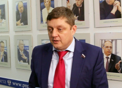 России нужно отказаться от продажи нефти, - Пахолков