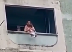 Краснодарские пенсионеры спасли младенца от попытки матери сбросить его с 7 этажа