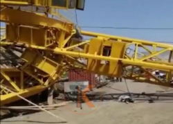 В Краснодаре на стройке возле Яблоновского моста рухнул кран