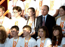 Дети показали Владимиру Путину как проверить колбасу на наличие мяса
