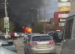  В Усть-Лабинске посреди улицы загорелся пассажирский автобус 