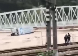 Об мост в Туапсе разбило грузовой прицеп