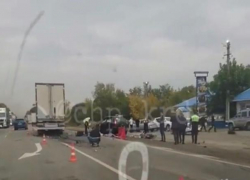 Два человека погибли в лобовом ДТП с грузовиком и легковушкой на Кубани 