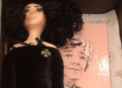 На концерте Лолиты в Краснодаре звезде подарили ее уменьшенную копию с молоком