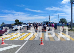 В Темрюке мотоциклист влетел в пешеходов на «зебре»: в больнице скончалась шестилетняя девочка