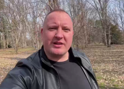  Диверсии и «жёлтый» уровень опасности: краснодарского блогера «атаковали» за критику тонированного авто без номеров