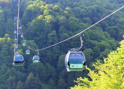 Туристы больше часа просидели в сломанной «канатке» 
