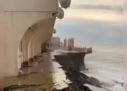 В Сочи подпорную стену набережной смыл шторм 