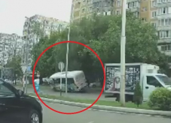 В Краснодаре водитель маршрутки отвлекся от дороги и снес дерево