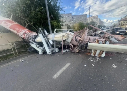 Труба котельной рухнула на дорогу в Краснодаре: движение ограничили