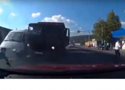 В Сети появилось видео ДТП зерновоза и семи легковушек в Новороссийске