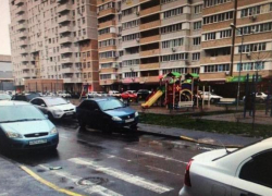 Маленький мальчик попал под колеса авто в одном из дворов Краснодара 