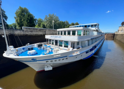 Депутат народу брат? «Слуги народа» в Краснодаре перекрывают дороги, в Анапе отчитываются о доходах, а в Волгограде приглашают в круиз 