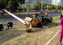 BMW врезалось в столб в Краснодаре, есть погибшие 