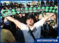 Кричали, плакали и обнимались: что творилось вне стен стадиона во время матча ФК «Краснодар» 