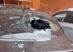 Упавший с крыши лёд повредил авто в Краснодаре