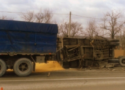 На трассе под Новороссийском перевернулся зерновоз