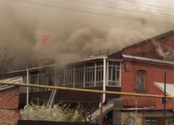 В Краснодаре на Буденного загорелся двухэтажный жилой дом