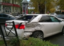 В Сочи легковушка врезалась в пассажирский автобус