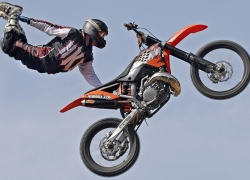 Спортсмены на мотоциклах перепрыгнут через фонтан перед ЗСК в Краснодаре