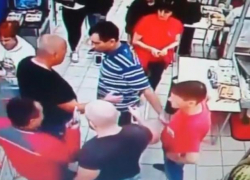 В Сочи магазинные грабители избили охранника